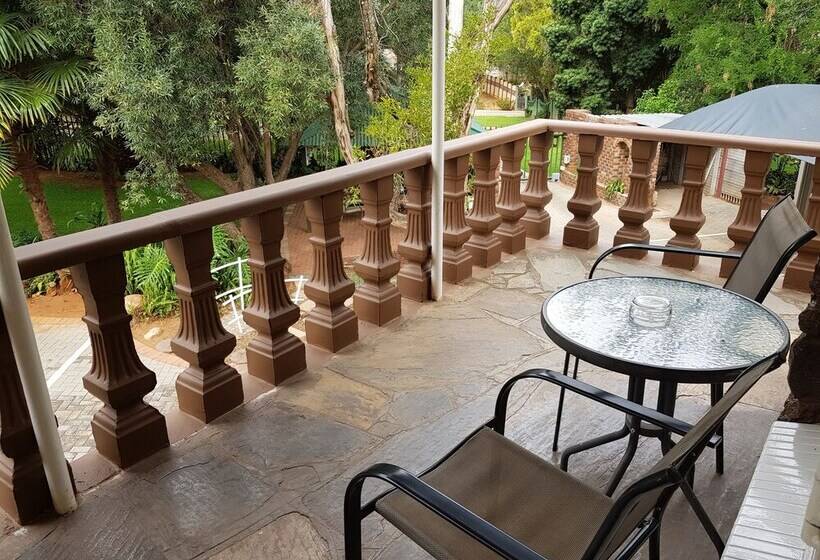 חדר משפחתי, Gemstone Guest House