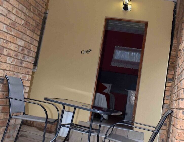 חדר משפחתי, Gemstone Guest House