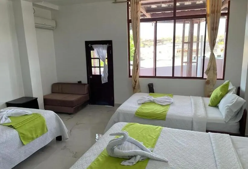 Standard Neljän Hengen Huone, Hostal Carliza