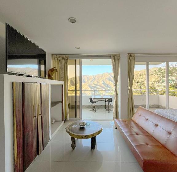 استودیوی استاندارد با چشم‌انداز دریا, Tnt Mirador