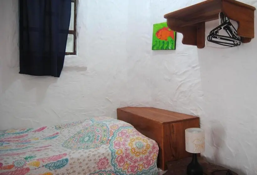 اتاق ساده سه نفره, Hostal Galapagos By Bar De Beto