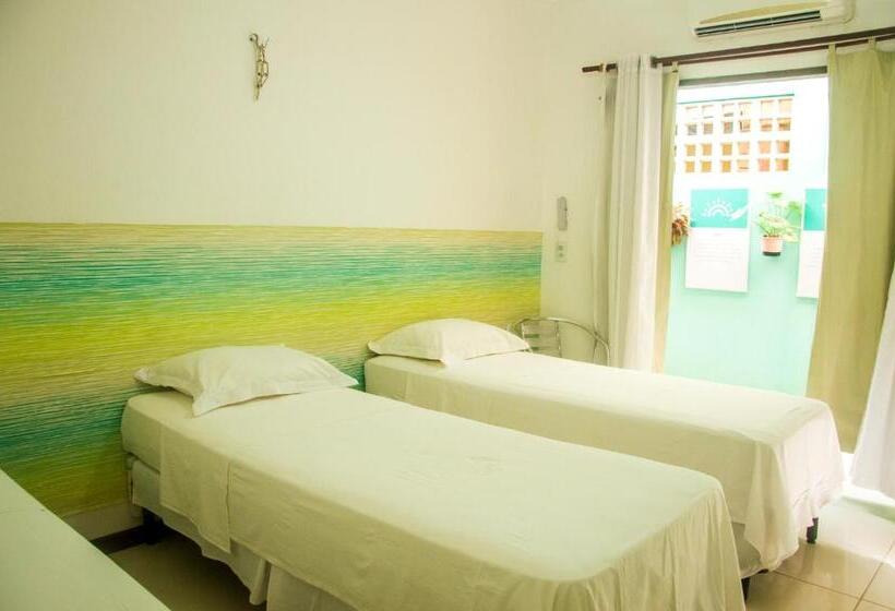 غرفة قياسية ثلاثية, A Casa é Sua!