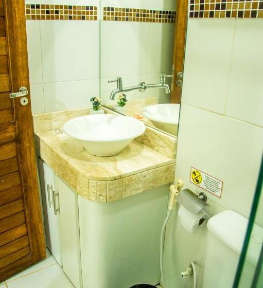 غرفة قياسية ثلاثية, A Casa é Sua!