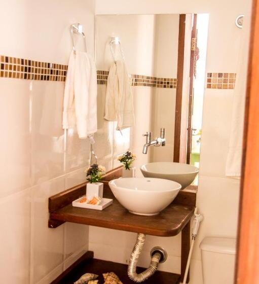 غرفة قياسية رباعية, A Casa é Sua!