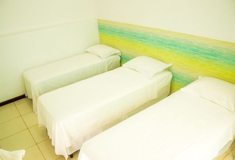 غرفة قياسية ثلاثية, A Casa é Sua!