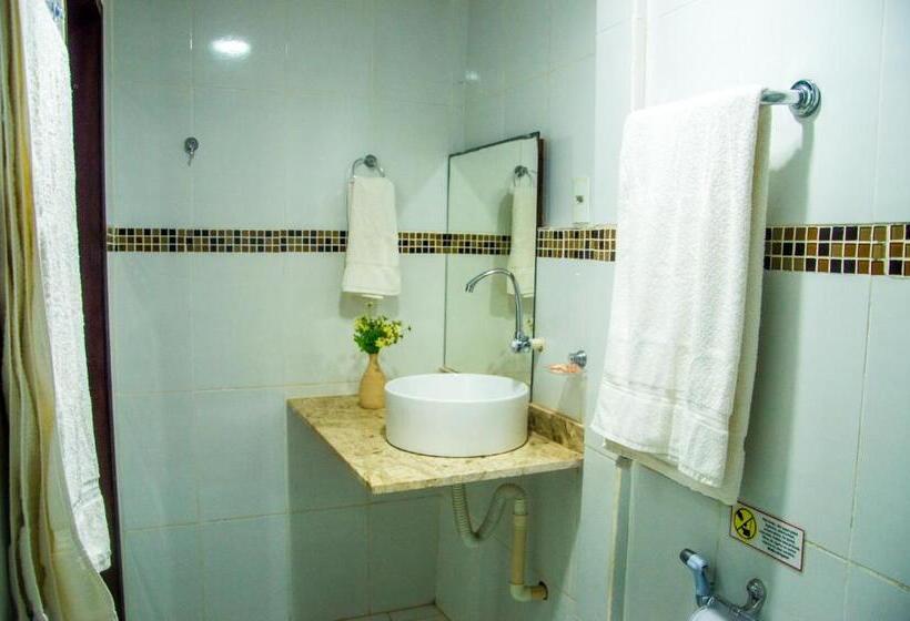 غرفة قياسية ثلاثية, A Casa é Sua!