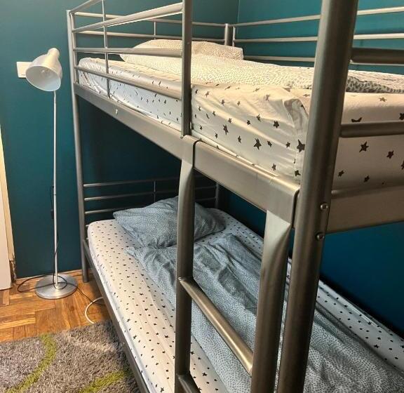 غرفة قياسية سرير بطابقين, 4 Couples & 4 Friends Hostel