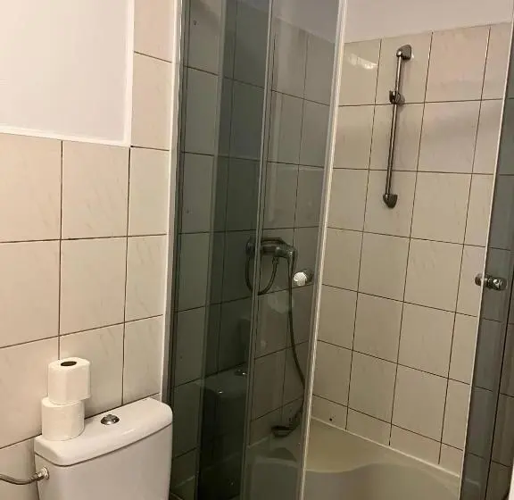 اتاق استاندارد با تخت‌های تاشو, 4 Couples & 4 Friends Hostel