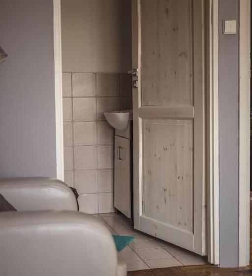 غرفة قياسية ثلاثية, 4 Couples & 4 Friends Hostel