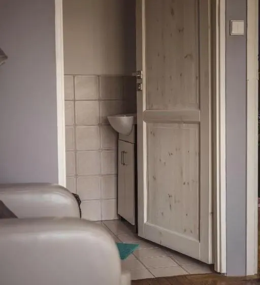 اتاق استاندارد سه نفره, 4 Couples & 4 Friends Hostel