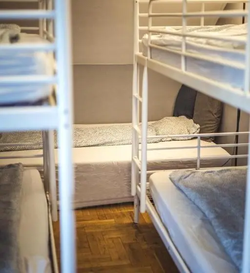 اتاق خانوادگی, 4 Couples & 4 Friends Hostel