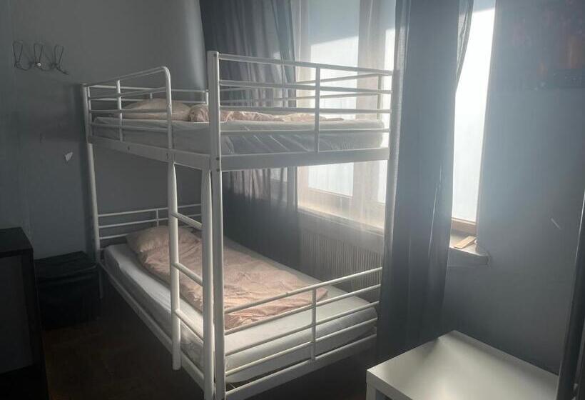 سرير فى غرفة مشتركه, 4 Couples & 4 Friends Hostel