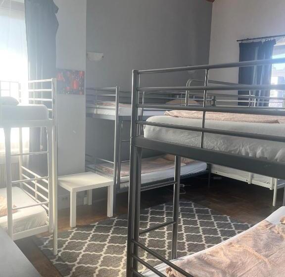 سرير فى غرفة مشتركه, 4 Couples & 4 Friends Hostel