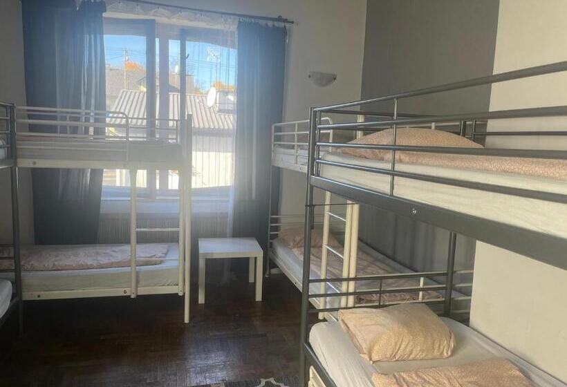 سرير فى غرفة مشتركه, 4 Couples & 4 Friends Hostel