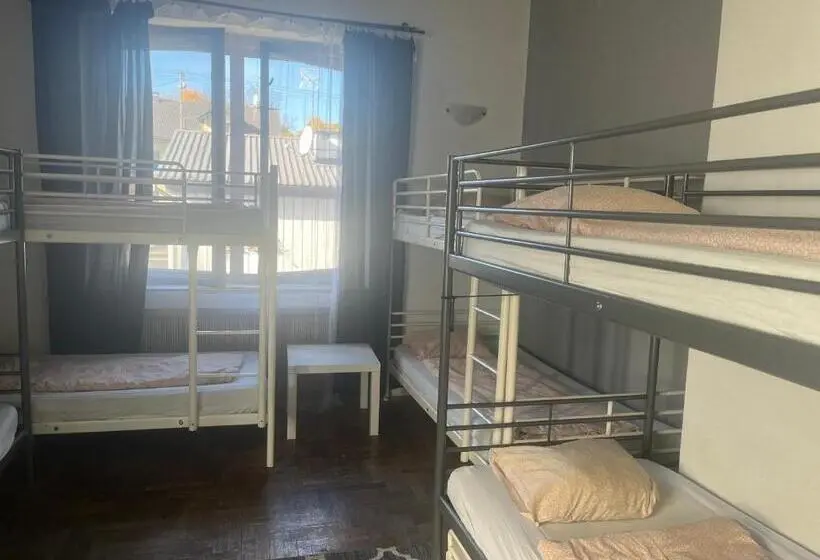 تختخواب در اتاق مشترک, 4 Couples & 4 Friends Hostel