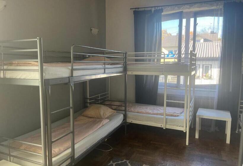 سرير فى غرفة مشتركه, 4 Couples & 4 Friends Hostel