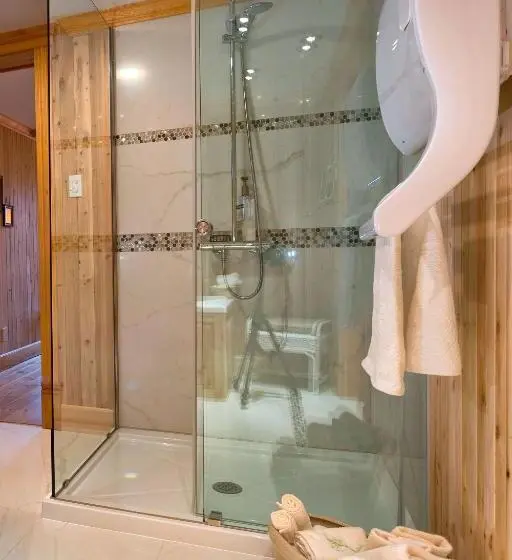 اتاق لوکس, Auberge à La Chouenne