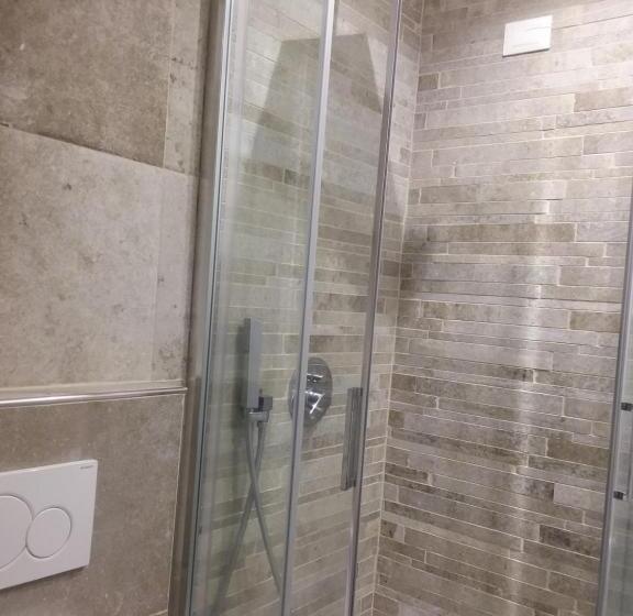 エコノミールーム, Rina Rooms