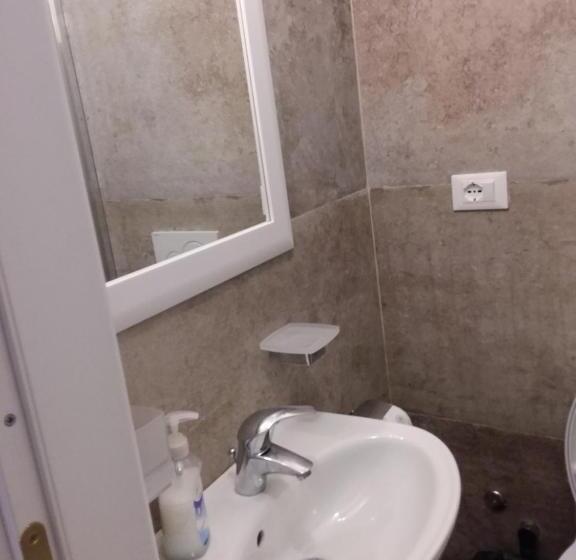 エコノミールーム, Rina Rooms