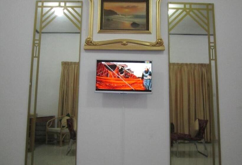 جناح ديلوكس, Qurum Beach