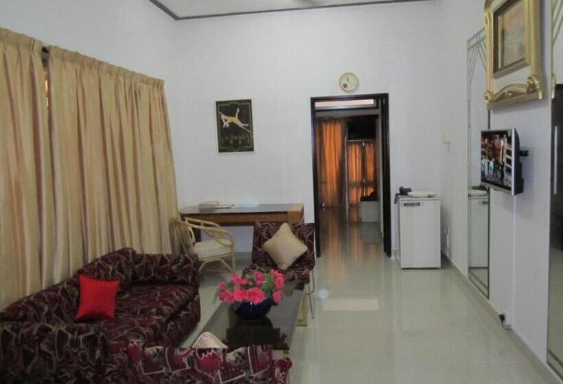 جناح ديلوكس, Qurum Beach