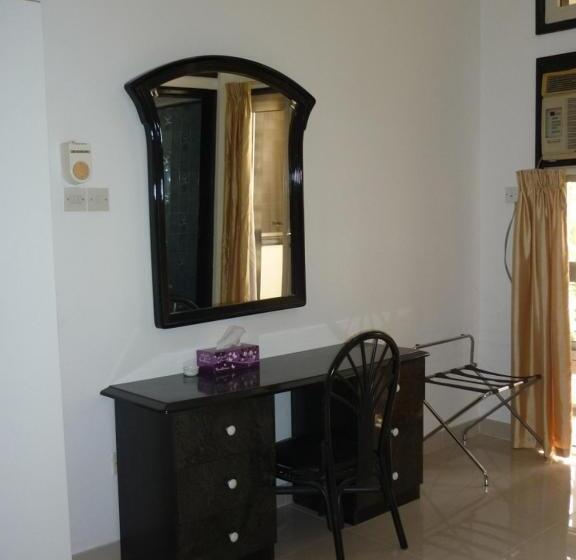 جناح ديلوكس, Qurum Beach