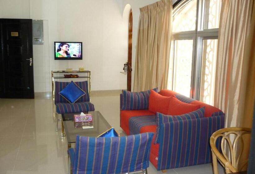 جناح ديلوكس, Qurum Beach