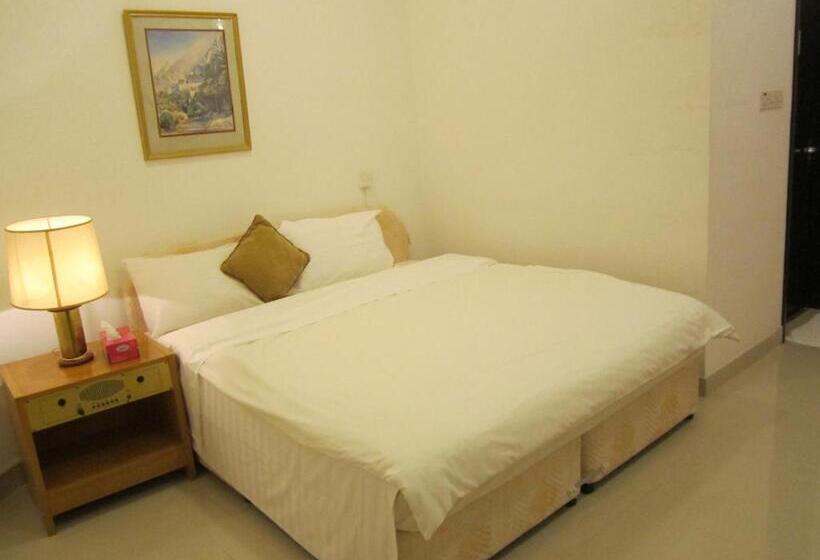 جناح ديلوكس, Qurum Beach