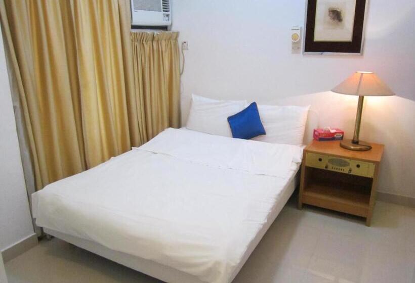 جناح, Qurum Beach