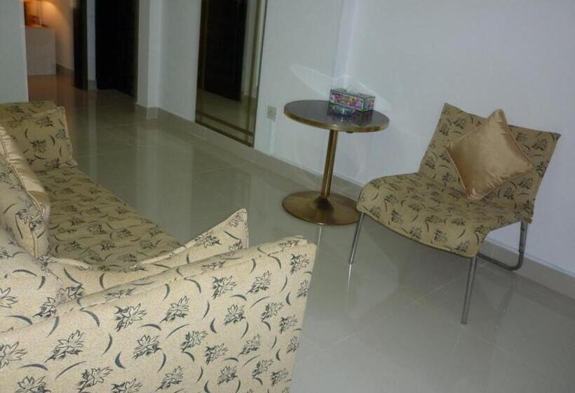 جناح, Qurum Beach