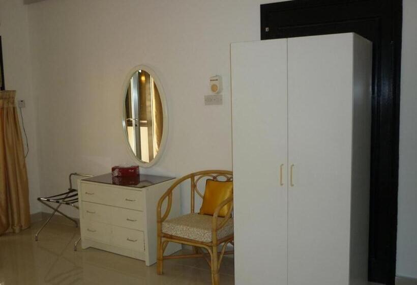 جناح, Qurum Beach