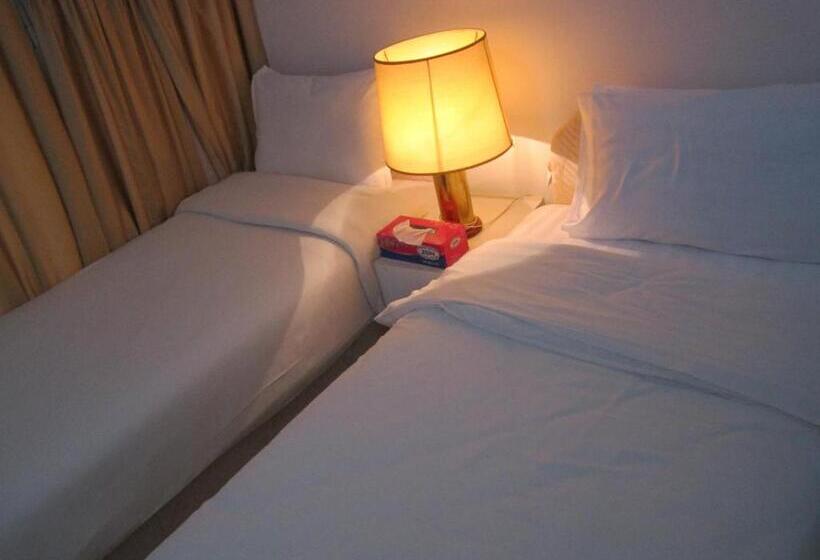 جناح, Qurum Beach