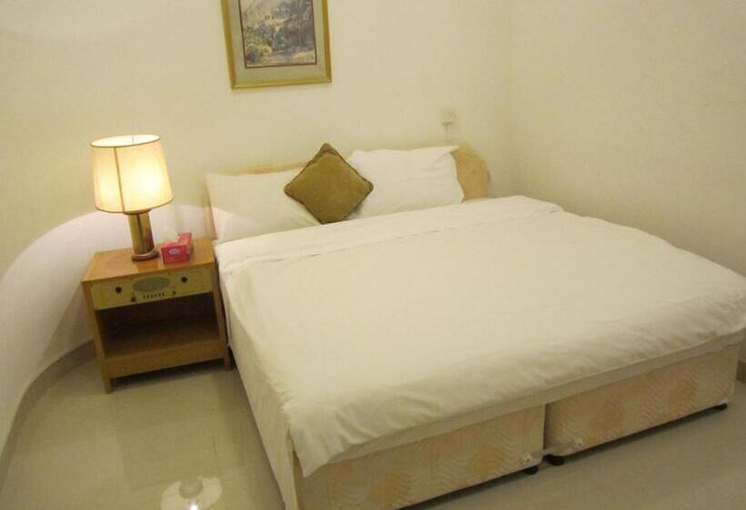 جناح ديلوكس, Qurum Beach