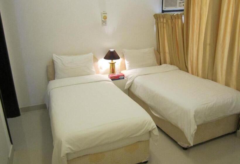 جناح, Qurum Beach