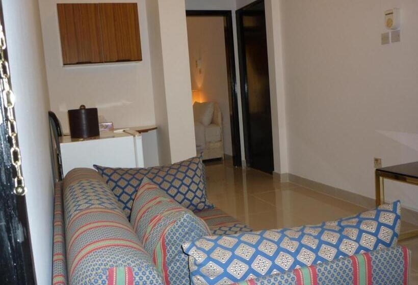 جناح, Qurum Beach