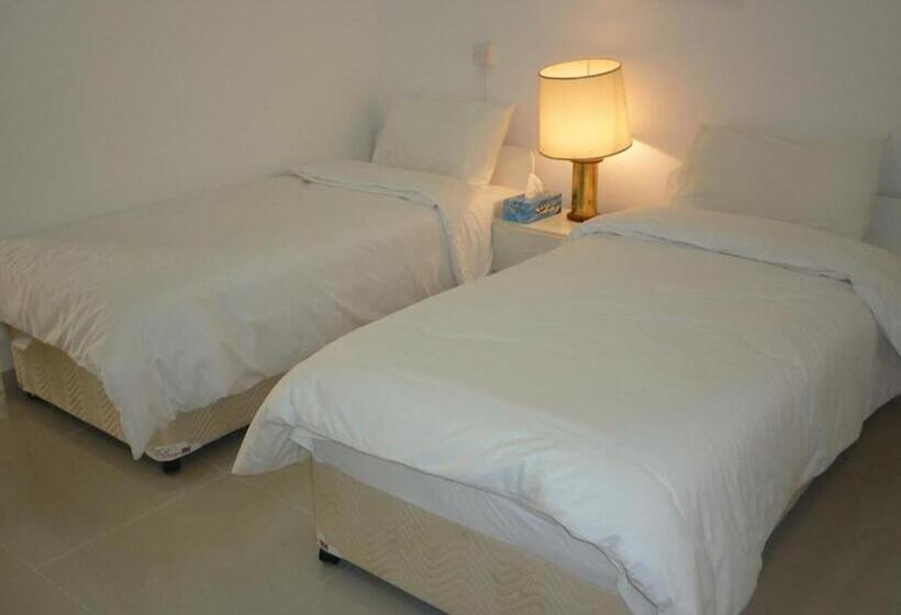 جناح, Qurum Beach