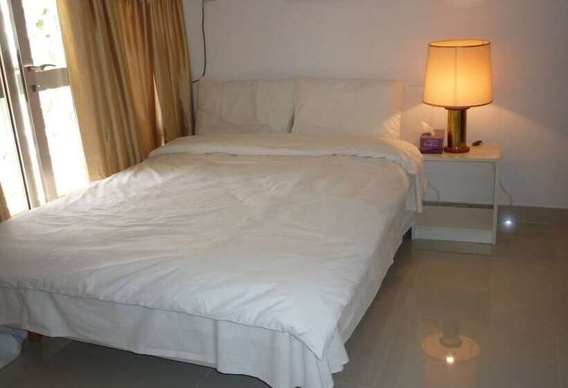 جناح, Qurum Beach