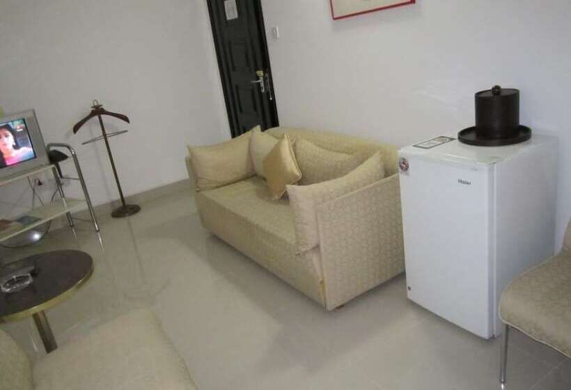 جناح, Qurum Beach