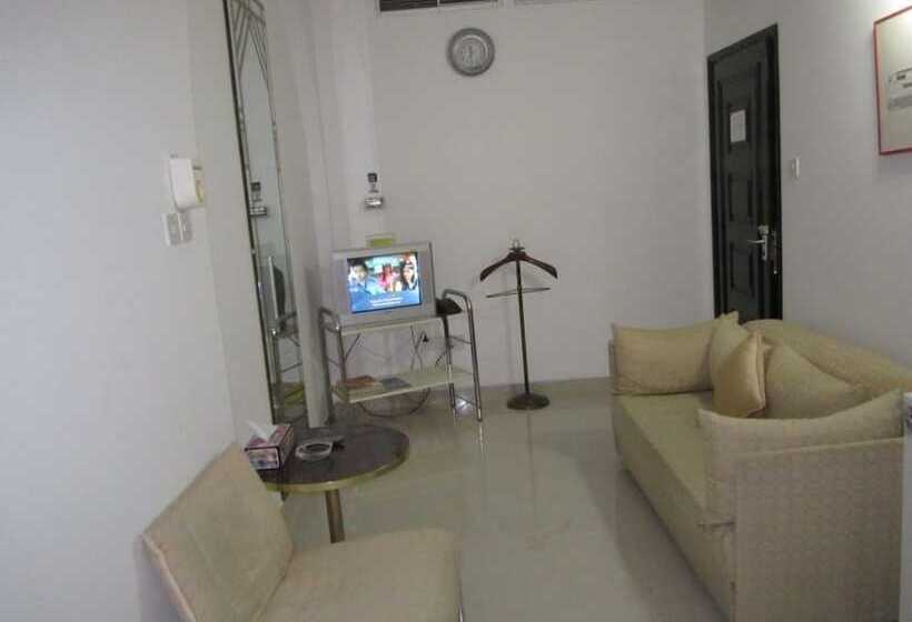 جناح, Qurum Beach