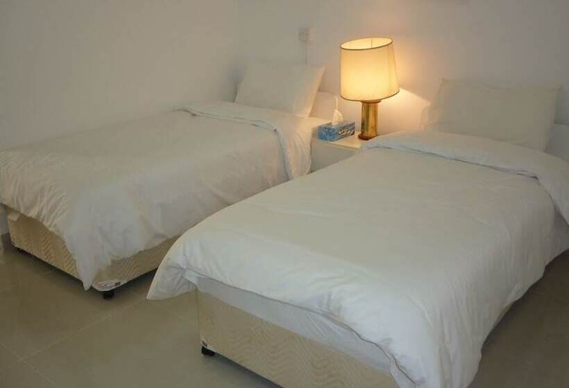 جناح, Qurum Beach