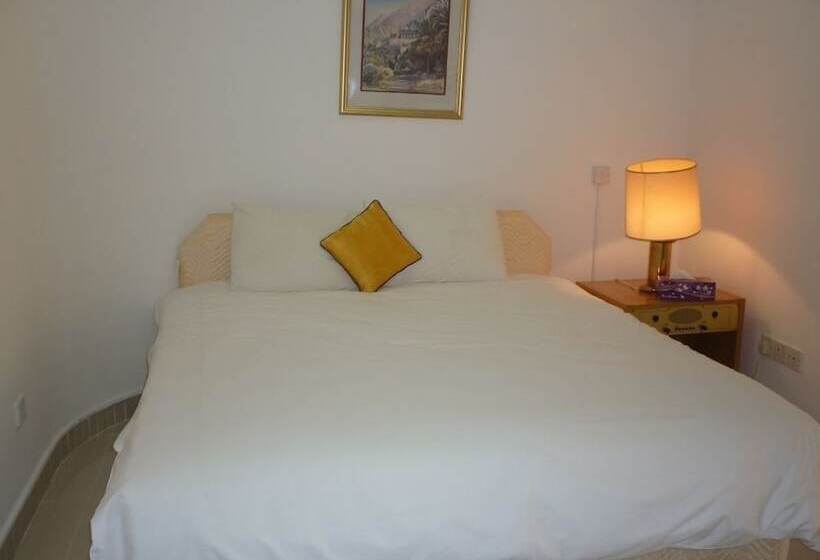 جناح ديلوكس, Qurum Beach