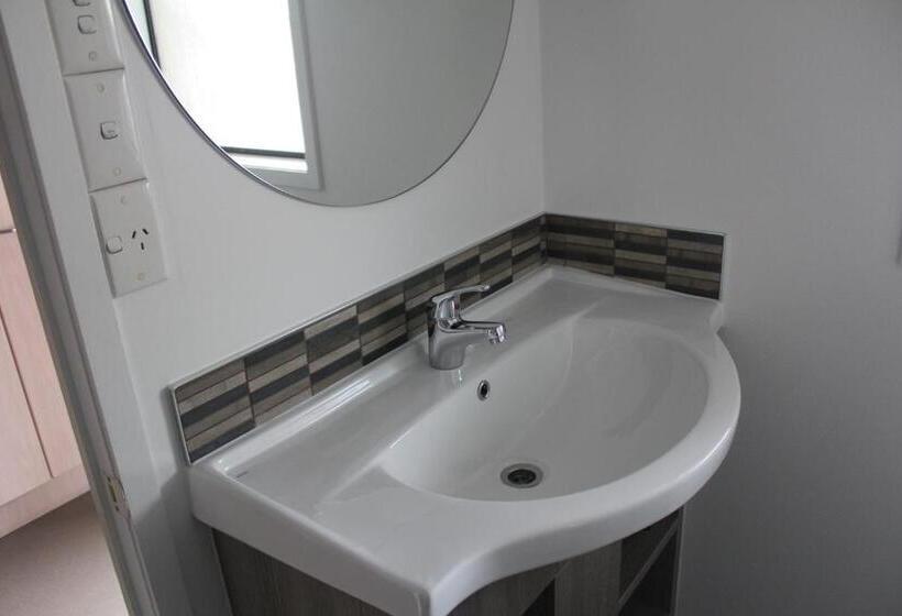 סטודיו סופריור, Edgewater Motor Lodge