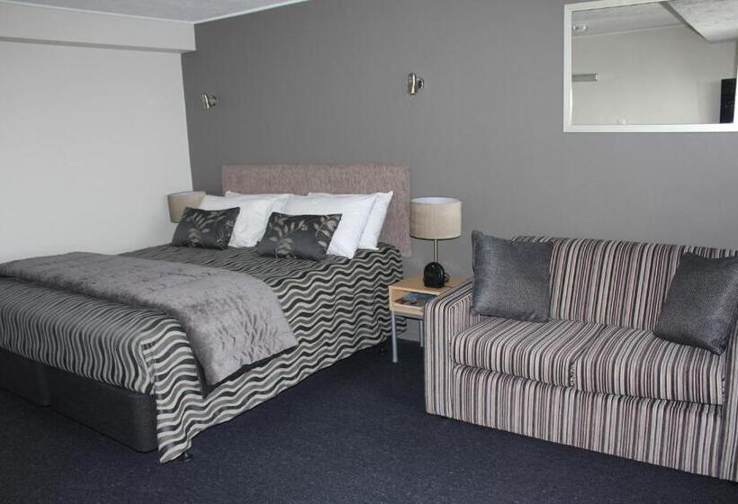 סטודיו סופריור, Edgewater Motor Lodge