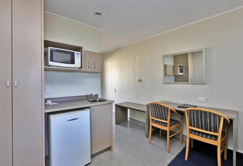스탠다드 스튜디오, Edgewater Motor Lodge
