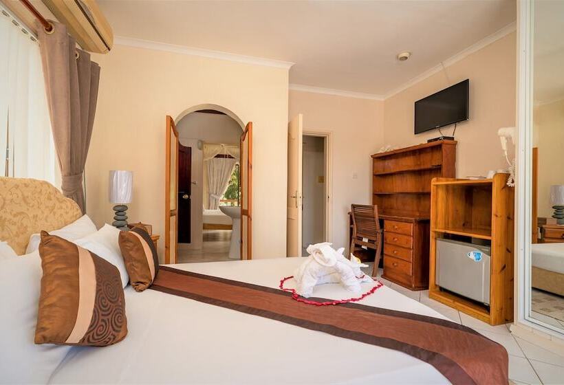 اتاق خانوادگی, Carana Hilltop Villa