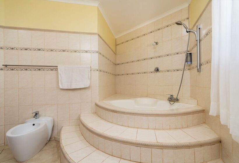 اتاق سوپریور, Carana Hilltop Villa