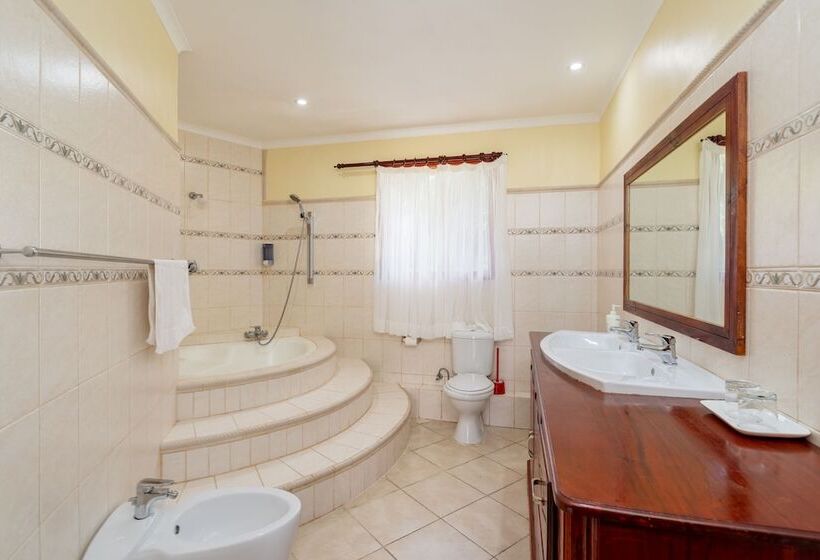 اتاق سوپریور, Carana Hilltop Villa