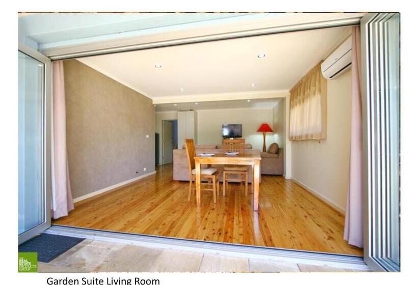 Люкс Вид на Сад, Southview Guest House