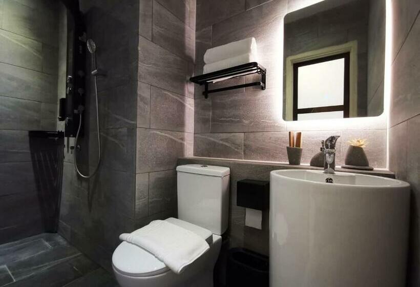 חדר אקזקיוטיב, Oikos Poshtel