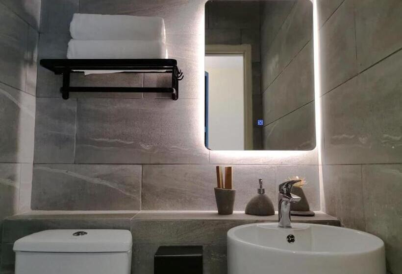 חדר אקזקיוטיב, Oikos Poshtel